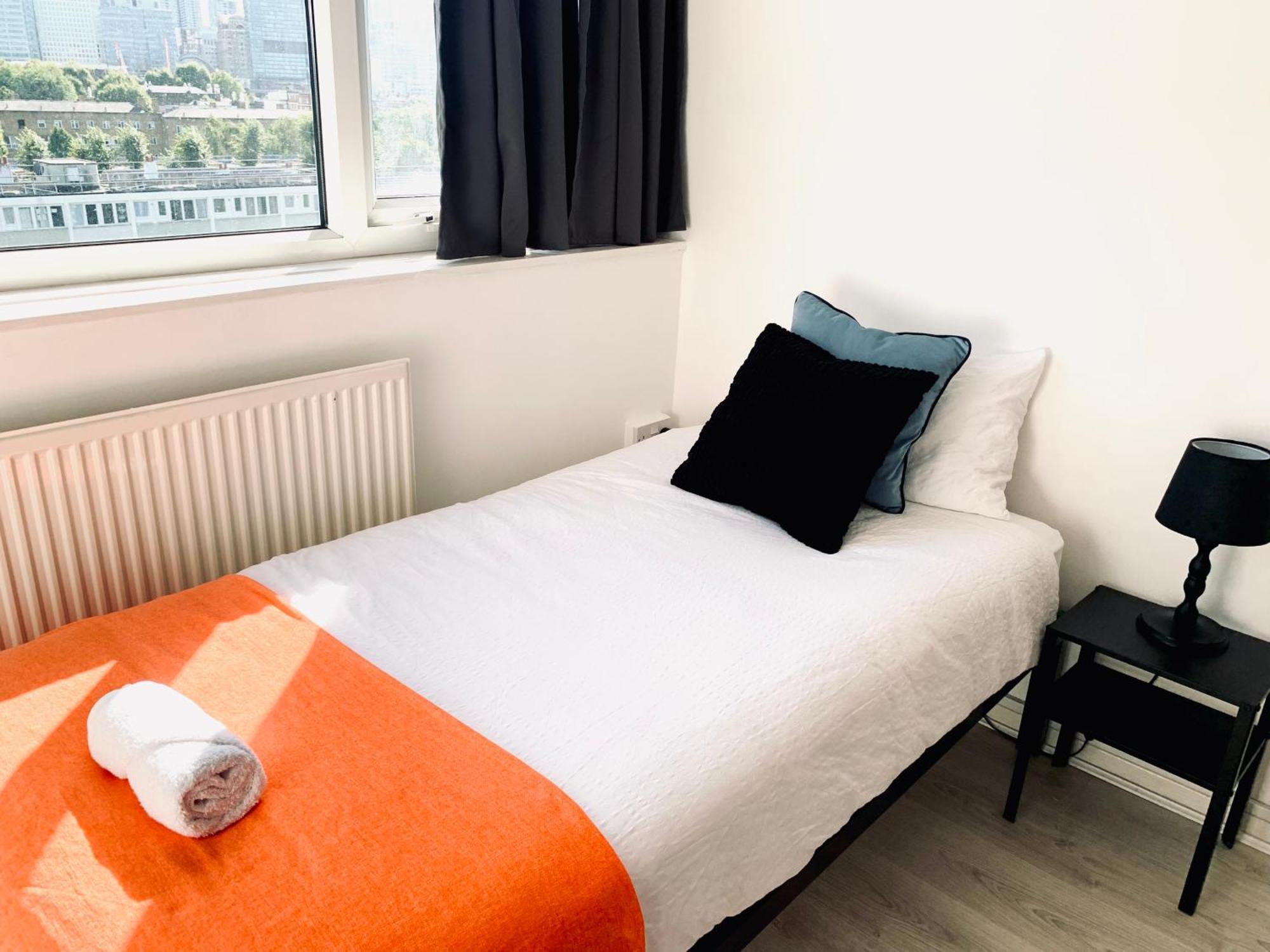 Poplar - Sleep 4-5 - Ideal For Business Travellers & Contractors - Near Canary Wharf And Dlr Station - Parking Tickets Available On Request Apartment London